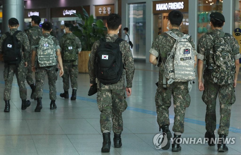 18日下午，韓國官兵們在首爾站等待火車的到來。韓國國防部表示，為嚴控新冠肺炎疫情的擴散，自19日起兩周內，將嚴格控制國內官兵的休假、外宿、外出和會客等活動。