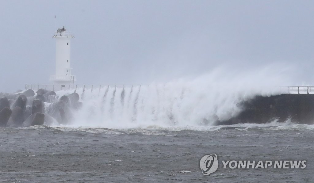 26日，在济州岛西归浦市大静邑的摹瑟浦港，台风“巴威”来势汹汹，惊涛拍岸，直逼防波堤。