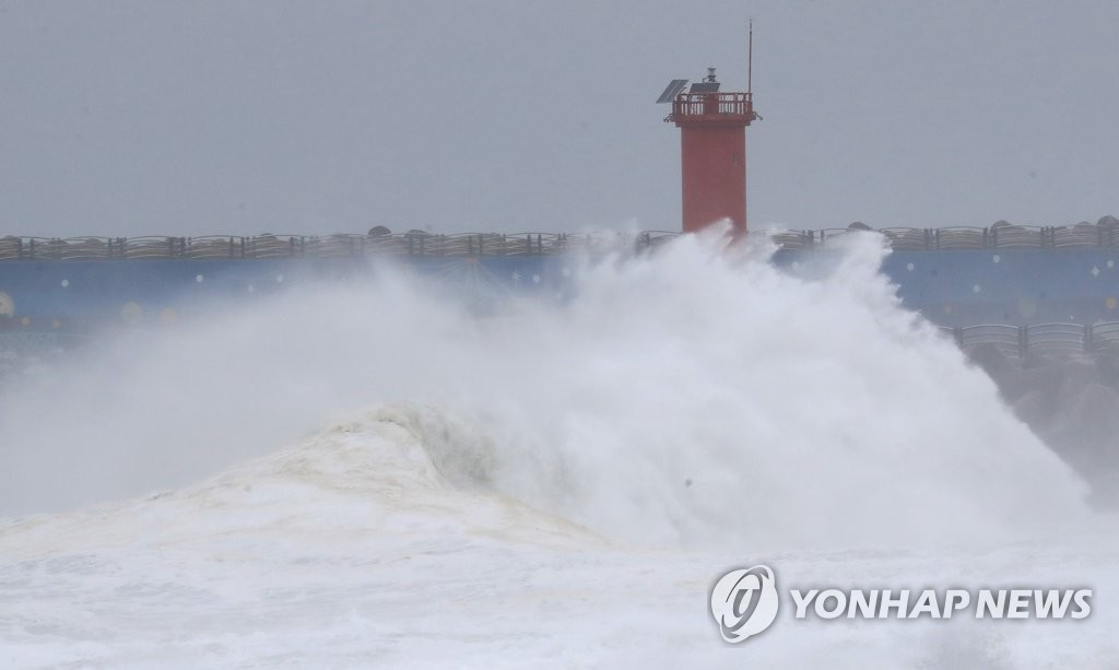 26日上午，在位于韩国西归浦市大静邑的摹瑟浦港防波堤周围，台风“巴威”席卷着强风掀起惊涛骇浪。