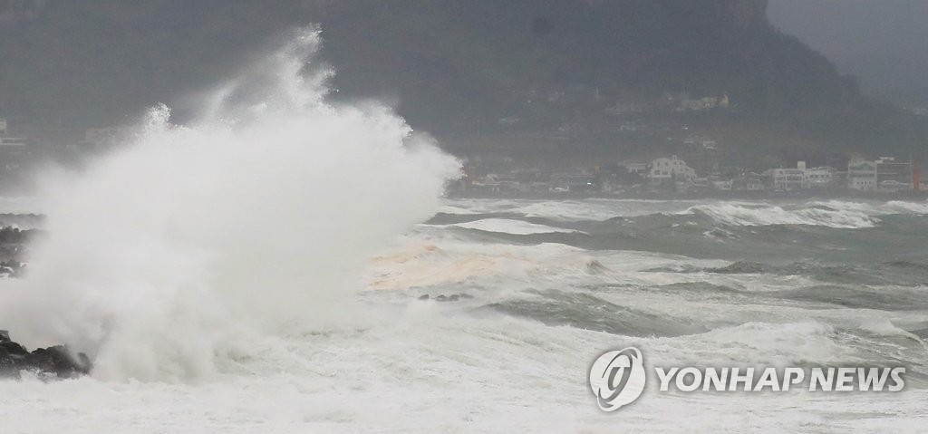 26日上午，受台风“巴威”影响，韩国西归浦市安德面沙溪里海岸也是浪潮翻涌。