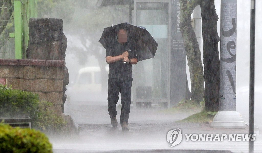 26日上午，受台风“巴威”影响，济州市迎来大风强降雨天气。恶劣天气影响当地市民的出行。
