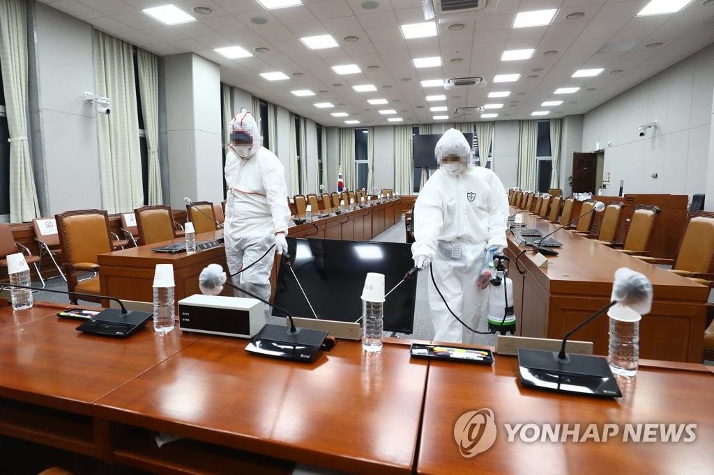 27日，在韩国国会议事堂常任委员会会议厅，防疫工作人员正在进行消杀工作。