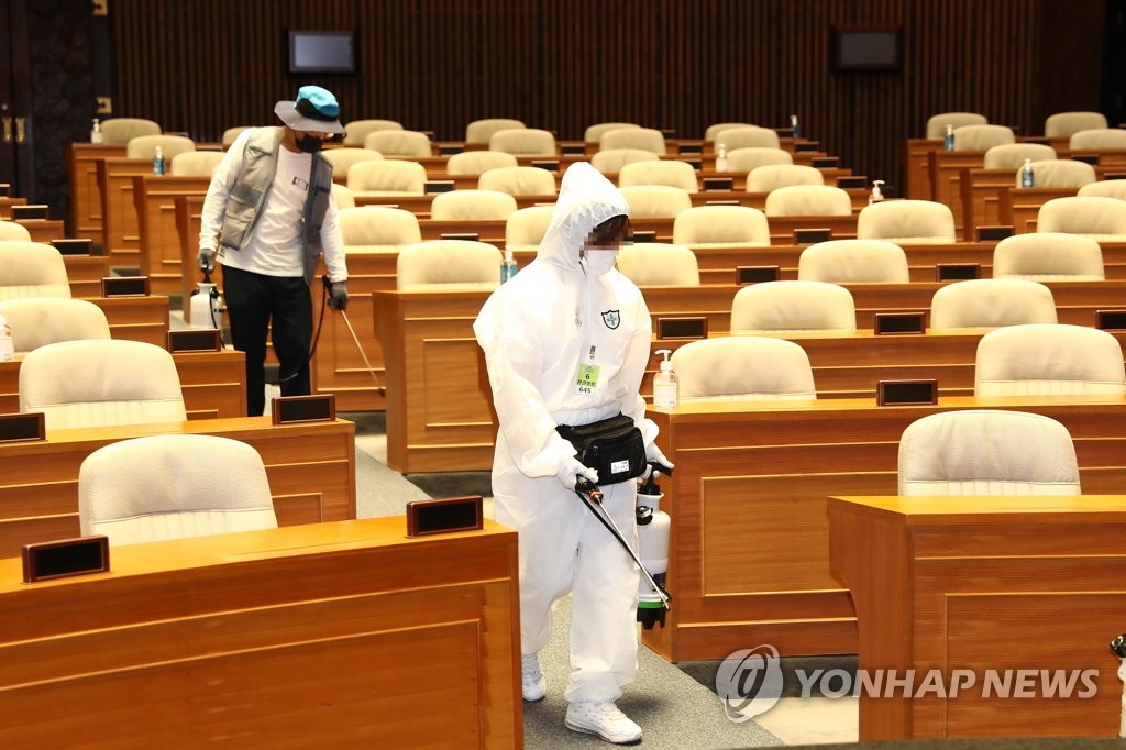 27日，在韩国国会议事堂主会议厅，防疫工作人员正在进行消杀工作。