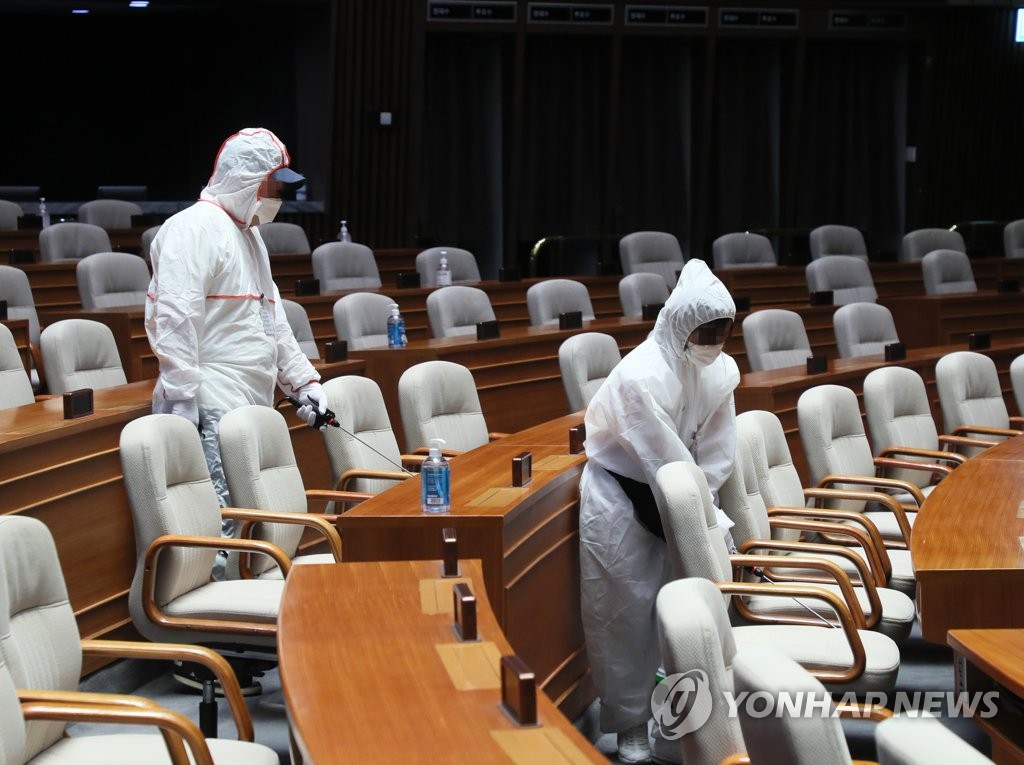 27日，在韩国国会议事堂主会议厅，防疫工作人员正在进行消杀工作。