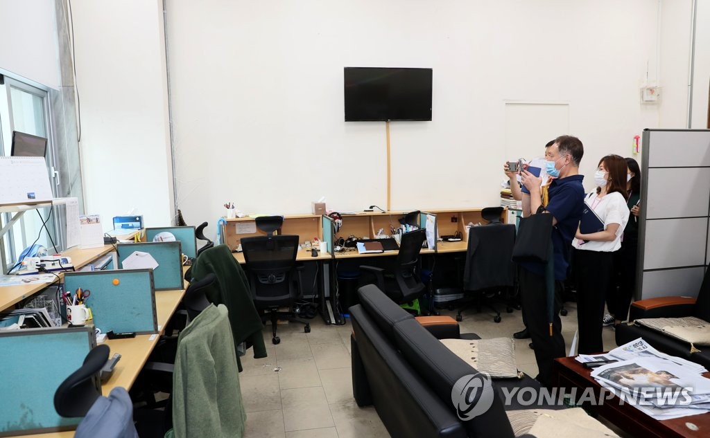 27日，在韩国国会主楼摄影记者室，流行病学调查组人员正在跟国会工作人员了解确诊者的活动轨迹。