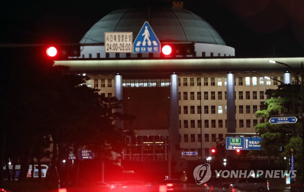 图为27日晚韩国国会外部场景。