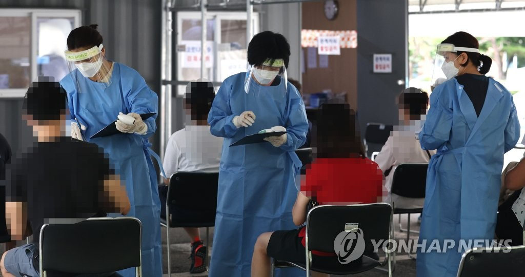 韓國新冠肺炎累計確診逼近2萬 市民排隊檢測