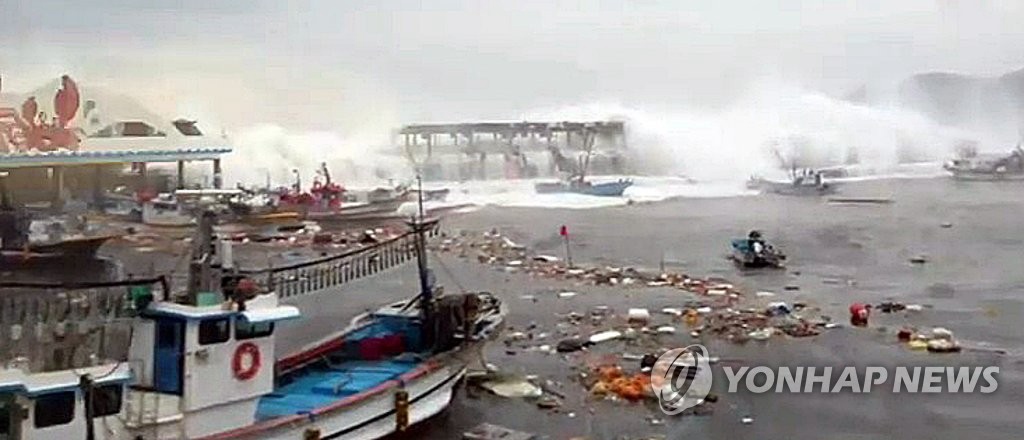 9月3日上午，在江原道三陟市任遠港，停靠的船隻被狂風掀起的巨浪淹沒。