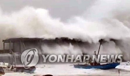 9月3日上午，在江原道三陟市任遠港，停靠的船隻被狂風掀起的巨浪淹沒。