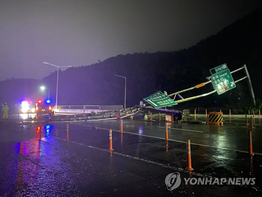 9月3日上午，在釜山海雲台的一條道路上，路邊指示牌被強風吹倒。