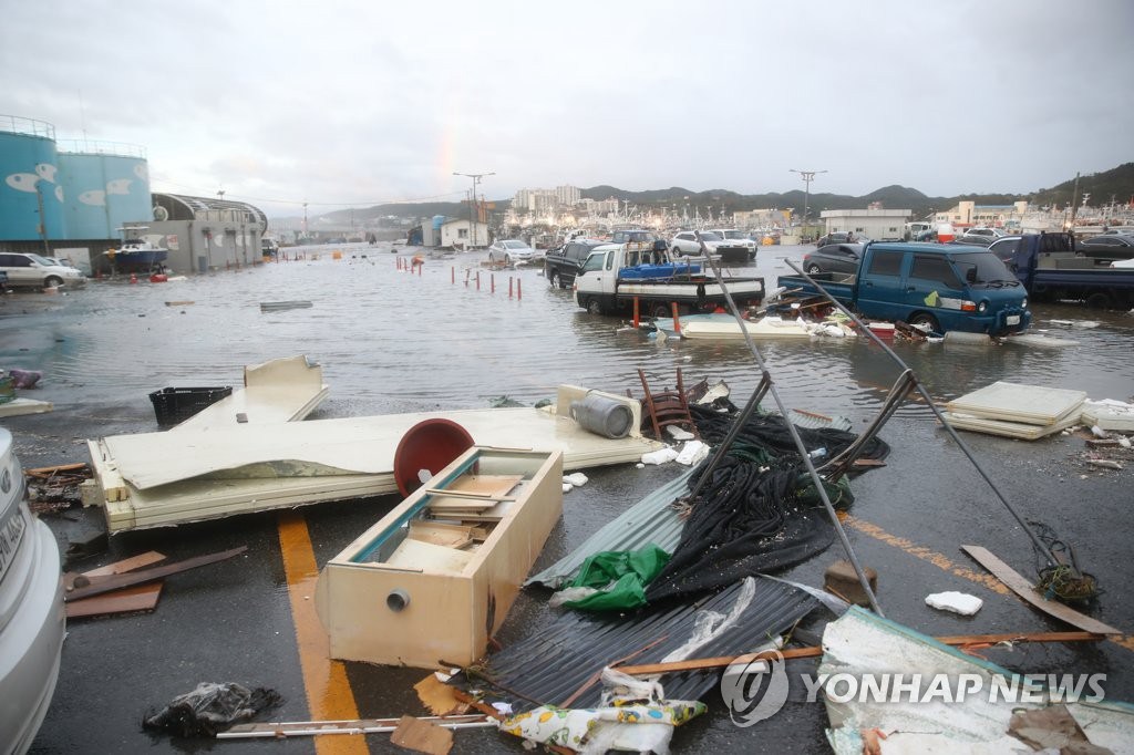 9月3日上午，在慶尚北道浦項市九龍浦，台風過后，街上一片狼藉。