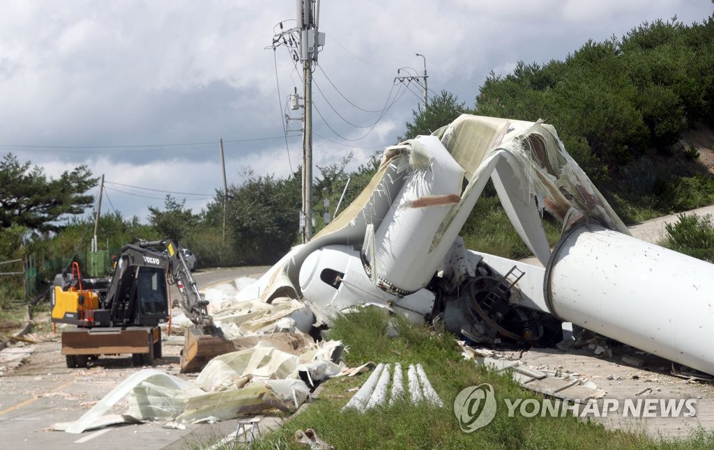 台風“美莎克”登陸韓國 慶南風力發電機被攔腰折斷【組圖】