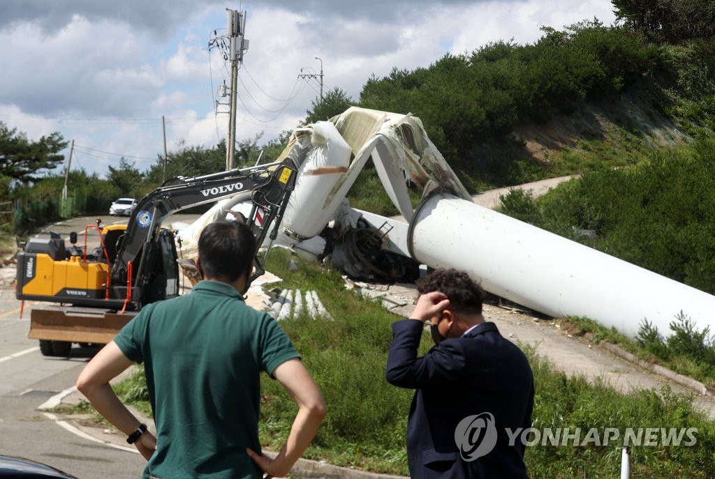台風“美莎克”登陸韓國 慶南風力發電機被攔腰折斷【組圖】【4】