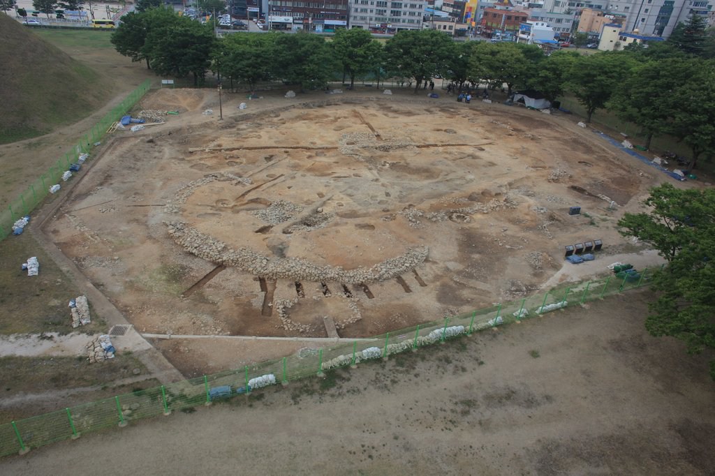 圖為慶州瑞鳳塚遺址發掘現場。