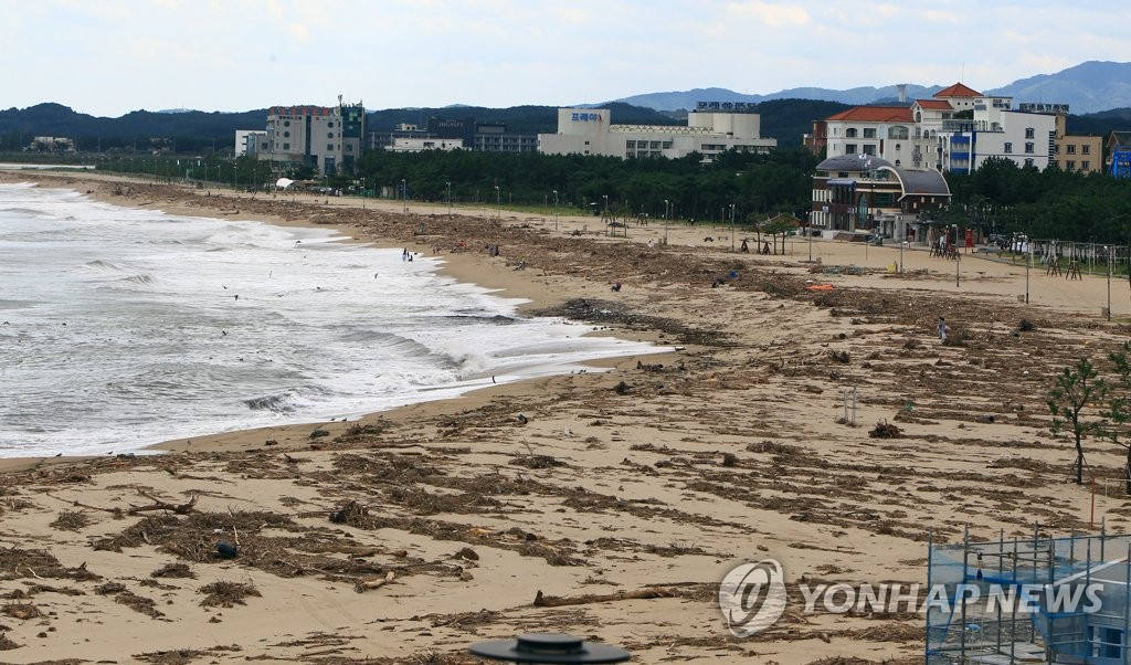 8日，韓國江原道的洛山海邊一片狼藉，儼然一個巨大的垃圾場。