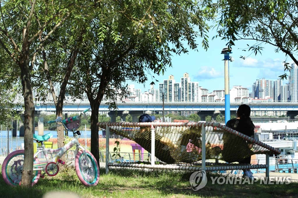 13日，首爾市民來到漢江公園對外開放區域賞秋日美景。