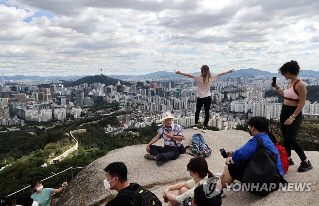 13日下午，首爾市仁王山也迎來了一批賞景觀秋的登山客。