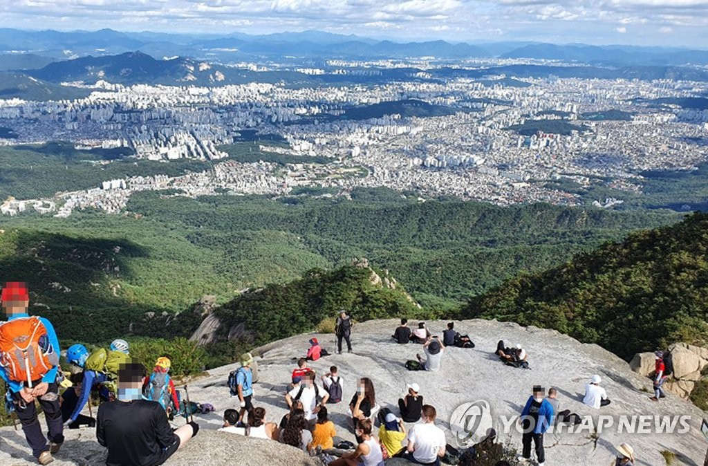 13日下午，游客們來到北漢山白雲台登高望遠，將首爾的秋季美景盡收眼底。