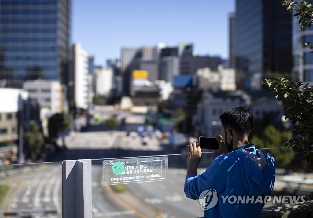 13日上午，在“首爾路7010”高架步行街上，一位市民用相機記錄下了這心曠神怡的秋日美景。