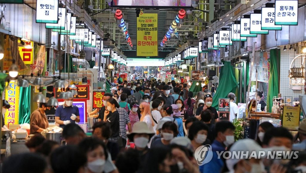 9月15日下午，首爾麻浦區望遠市場人氣爆棚，市民們積極選購中秋備品。