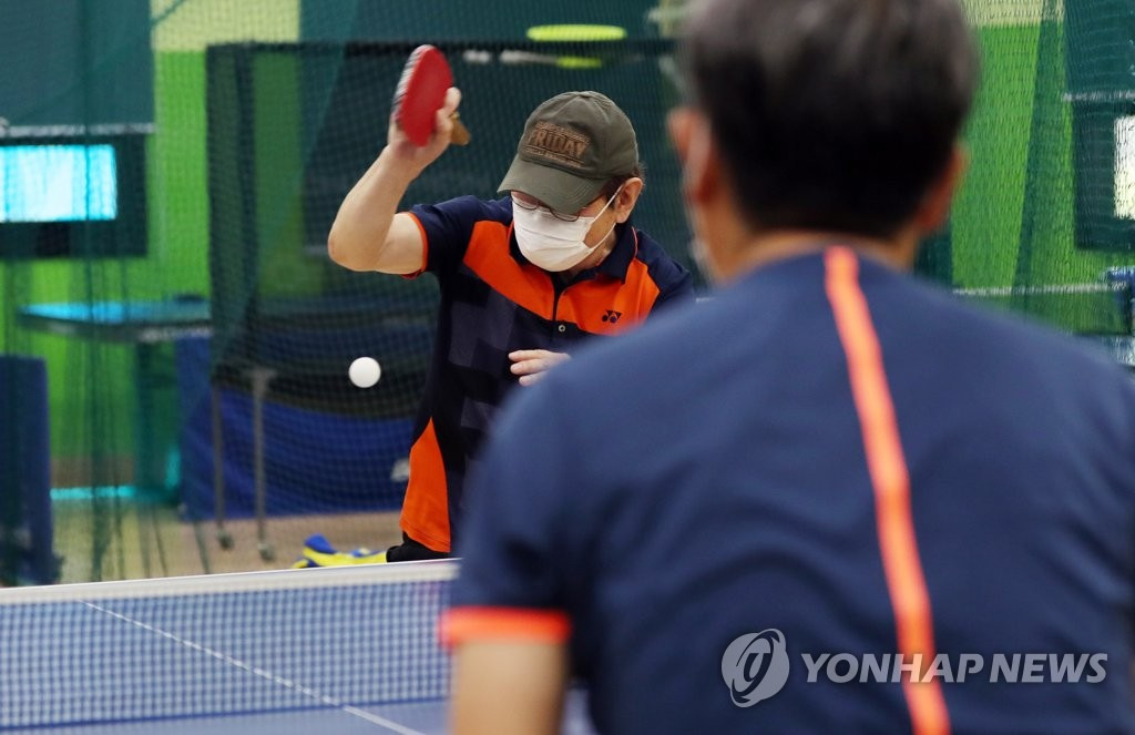 9月15日上午，光州北區某乒乓球場時隔許久終於重新營業，場內人員佩戴口罩練習乒乓球。