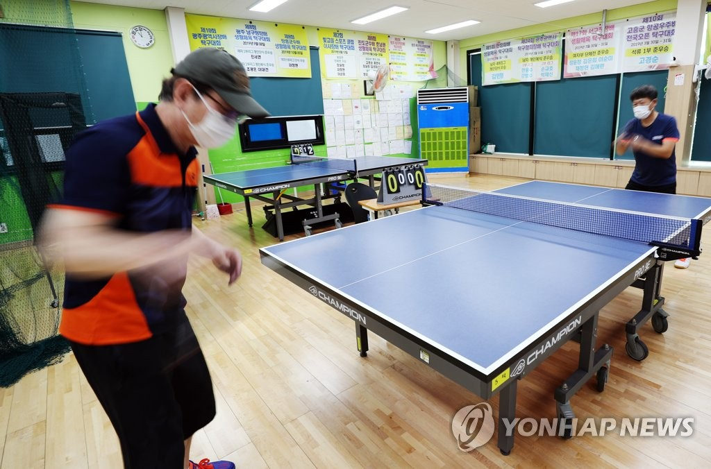 9月15日上午，光州北區某乒乓球場時隔許久終於重新營業，場內人員佩戴口罩練習乒乓球。