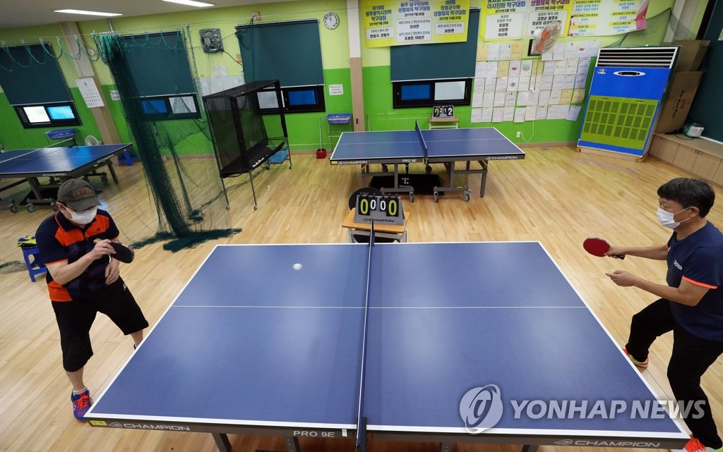 9月15日上午，光州北區某乒乓球場時隔許久終於重新營業，場內人員佩戴口罩練習乒乓球。 