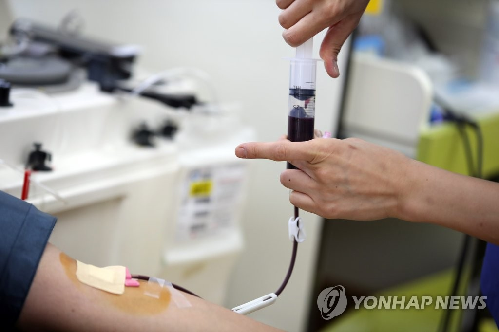 9月20日，在首爾“獻血之家”弘大獻血中心，一名市民正在獻血。