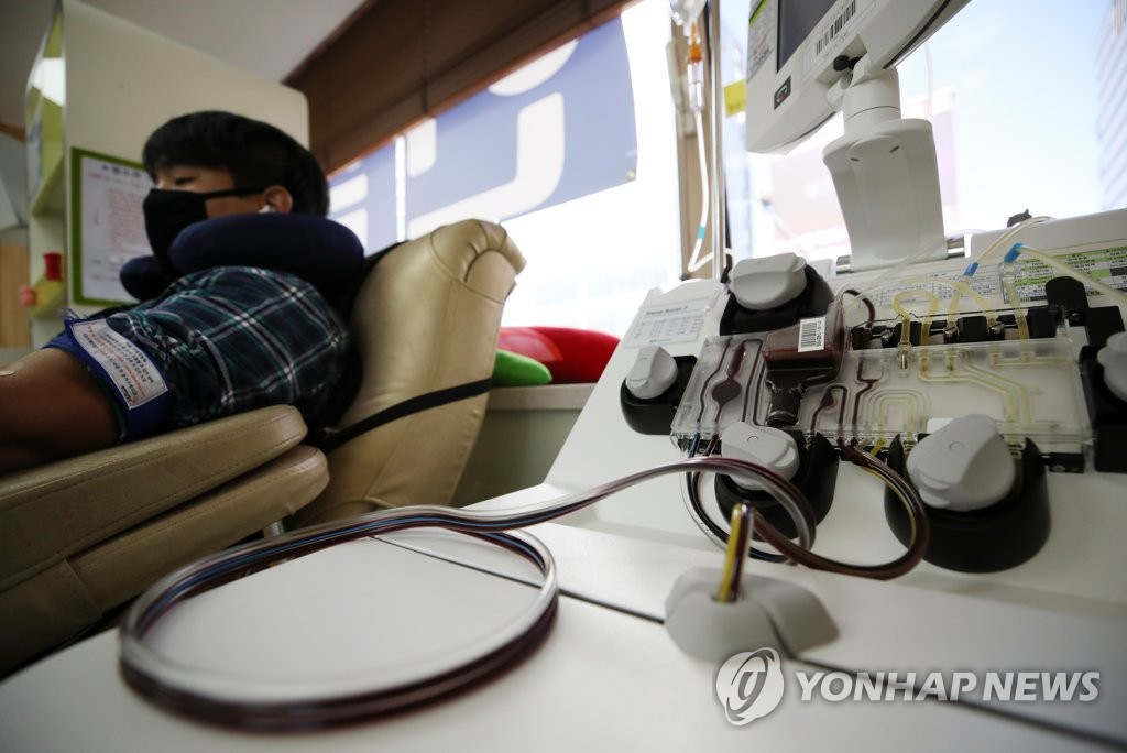 9月20日，在首爾“獻血之家”弘大獻血中心，一名市民正在獻血。