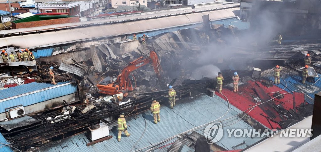 21日凌晨4時30分左右，首爾清涼裡農貿市場發生火災接到報警后，消防員緊急前往火災現場扑救。
