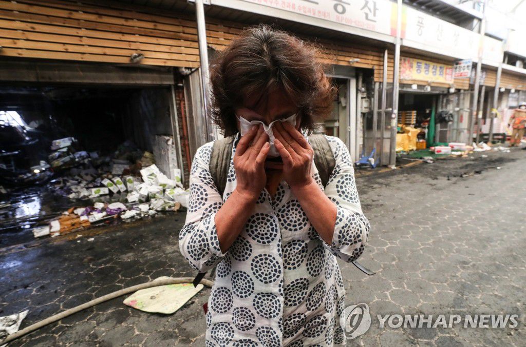 21日凌晨4時30分左右，首爾清涼裡農貿市場發生火災。聞訊趕來的一名店鋪主人看到被燒毀的店鋪后不禁落淚。