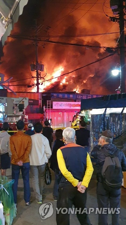 21日凌晨4時30分左右，首爾清涼裡農貿市場發生火災。現場濃煙滾滾，火舌竄天。
