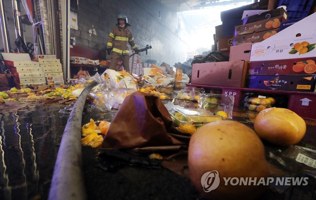 21日凌晨4時30分左右，首爾清涼裡農貿市場發生火災。消防隊隨即趕到，對火災現場進行扑救、清理。
