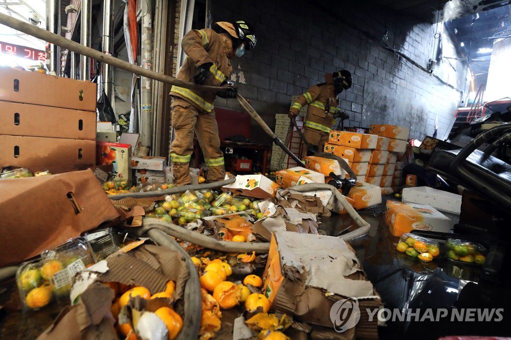 21日凌晨4時30分左右，首爾清涼裡農貿市場發生火災。消防人員正在檢查火災現場。