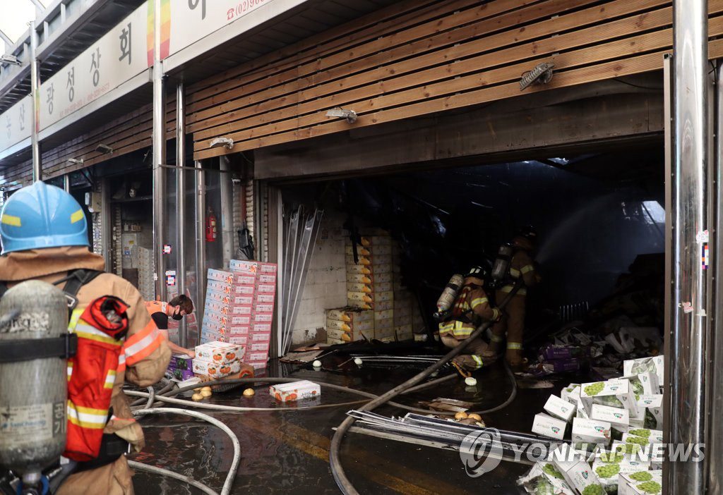 21日凌晨4時30分左右，首爾清涼裡農貿市場發生火災。消防人員正在全力扑滅火勢。