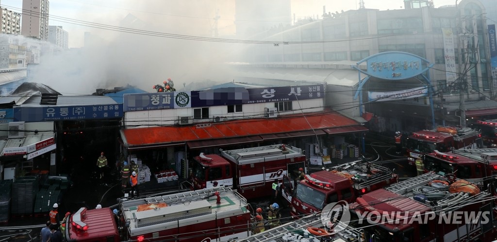 21日凌晨4時30分左右，首爾清涼裡農貿市場發生火災。消防人員正在全力扑滅火勢。