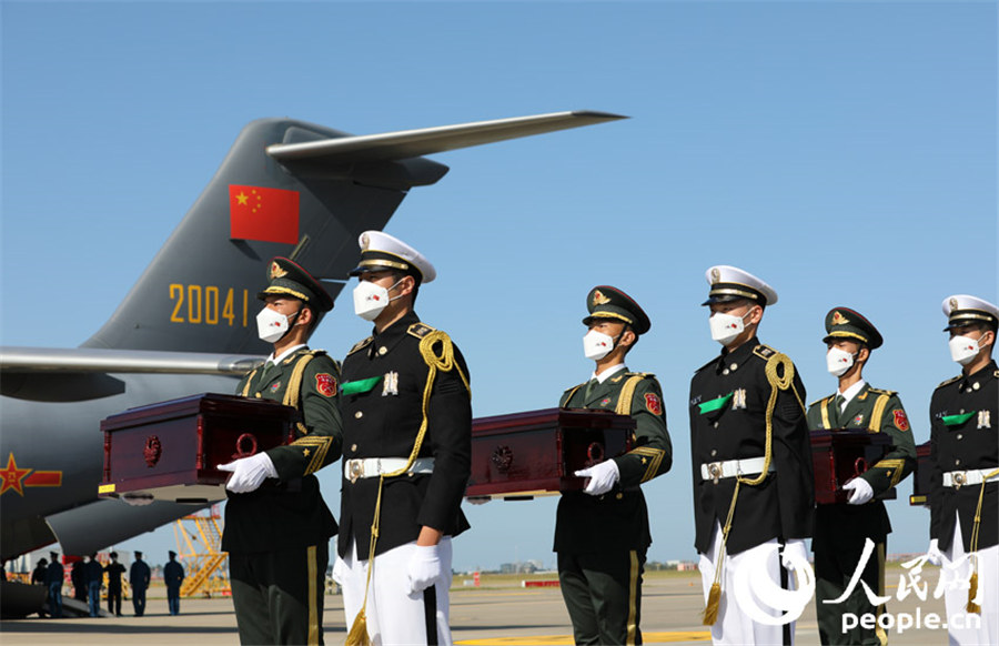 当地时间9月27日，在韩国仁川国际机场，韩方（右）向中方礼兵移交中国人民志愿军烈士遗骸。张悦摄