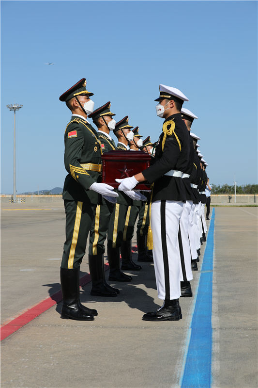 当地时间9月27日，在韩国仁川国际机场，韩方（右）向中方礼兵移交中国人民志愿军烈士遗骸。张悦摄
