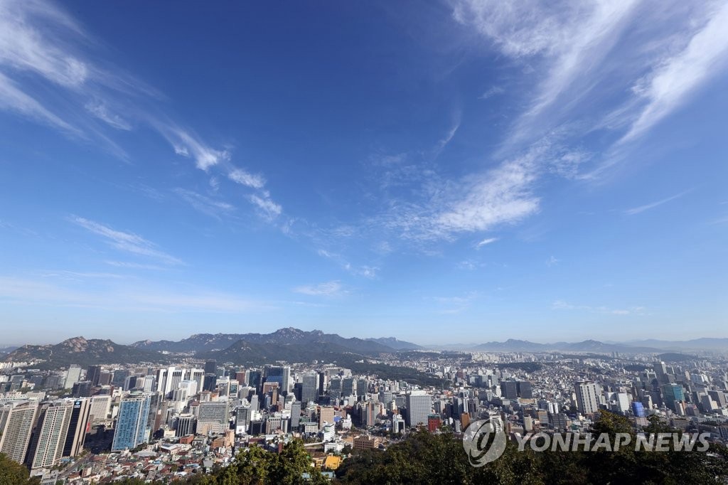 10月7日上午，在首爾中區南山，蔚藍的天空讓人心曠神怡。