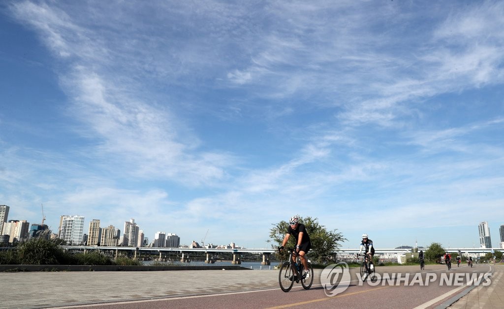 10月9日上午，在首爾市廣津區纛島的漢江公園內，一群單車愛好者正在騎行。