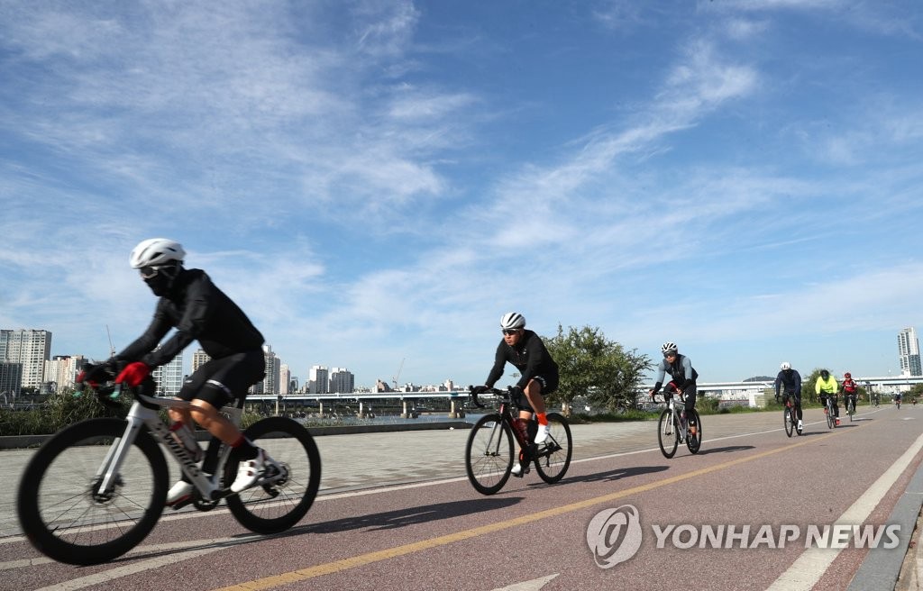 10月9日上午，在首爾市廣津區纛島的漢江公園內，一群單車愛好者正在騎行。