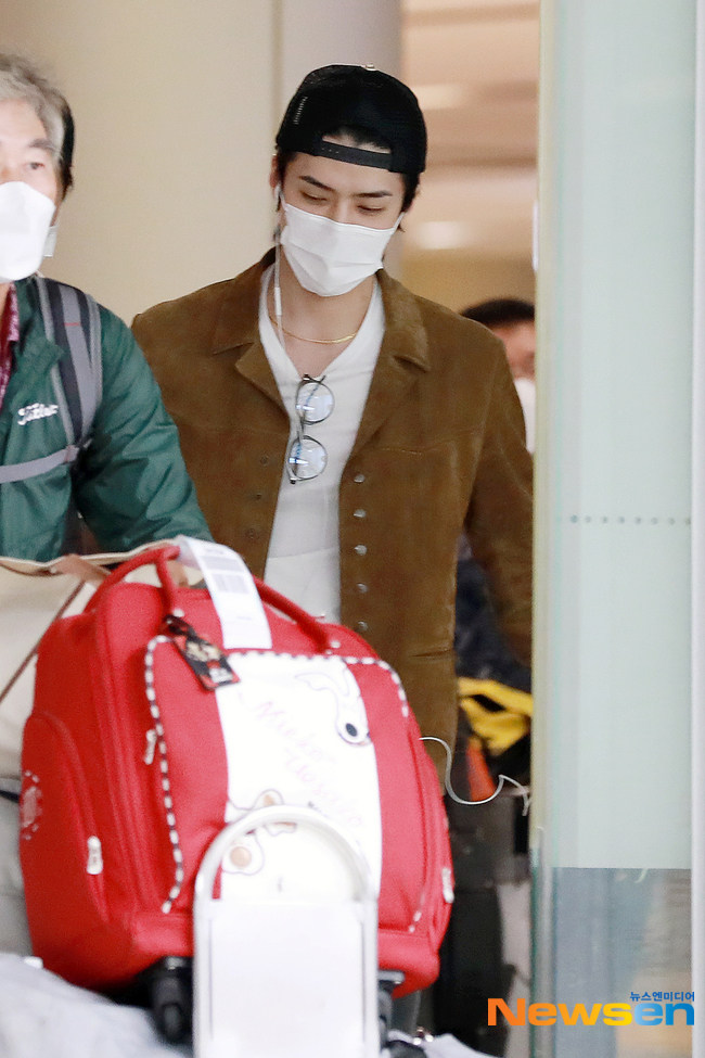 9月13日下午，EXO成員吳世勛結束了在濟州島的行程后，從金浦國際機場抵達韓國。 
