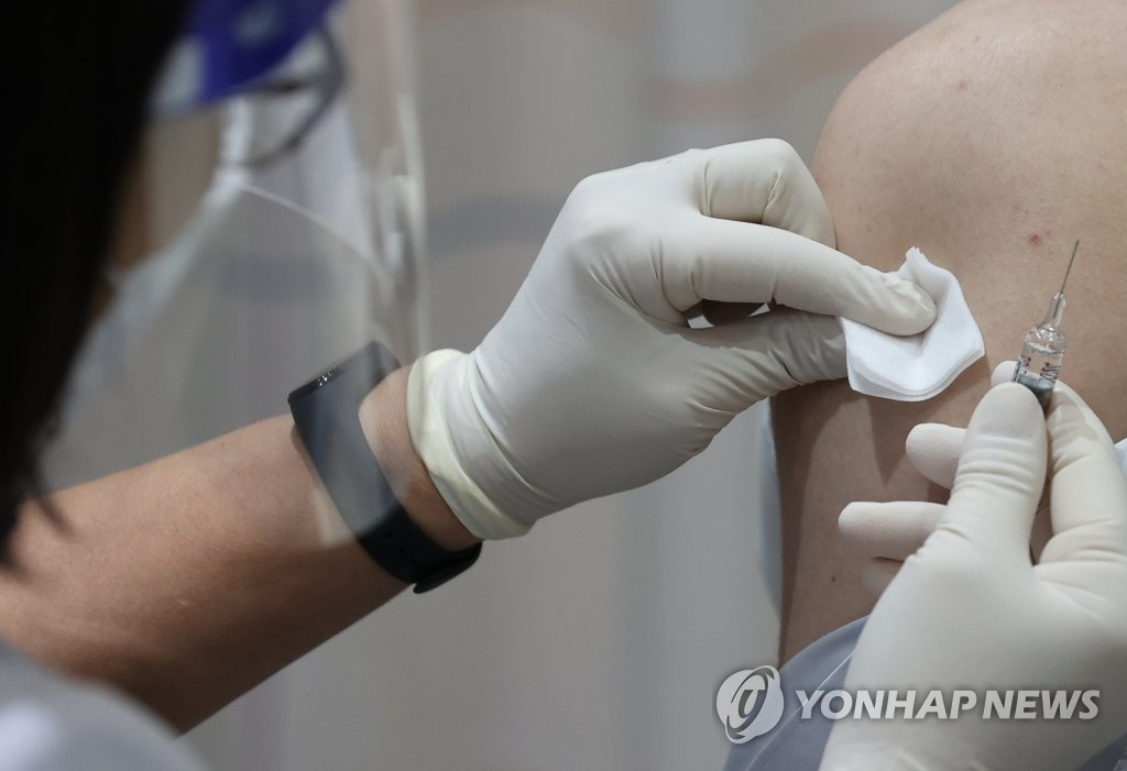 13日，在位於首爾江西區的韓國健康管理協會首爾西部分院內，一名學生正在免費接種流感疫苗。