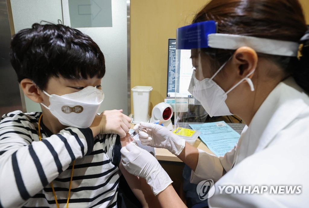 13日，在位於首爾江西區的韓國健康管理協會首爾西部分院內，一名學生正在免費接種流感疫苗。