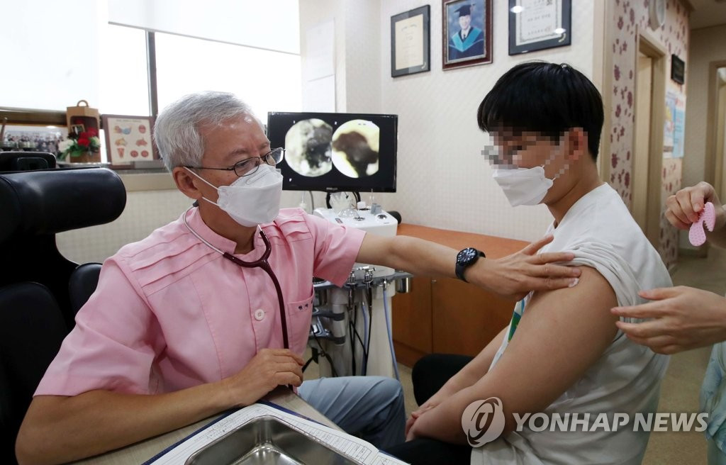 首爾鬆坡區某兒科診室內，一名青少年正在接種流感疫苗。