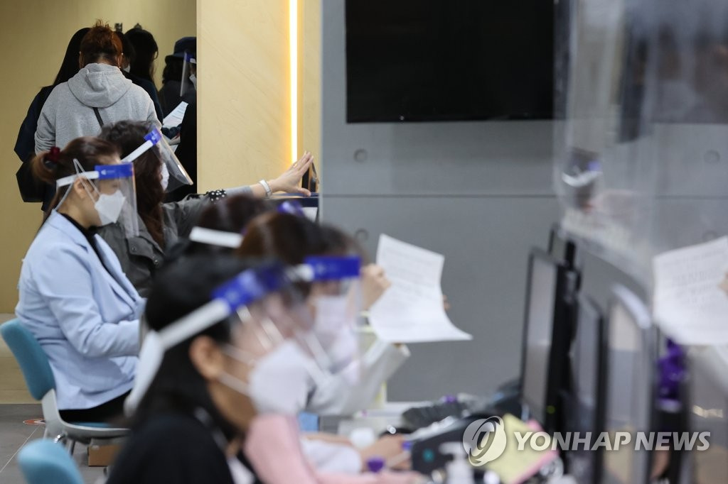 韓國青少年流感疫苗免費接種工作重啟后，前來接種疫苗的市民排起長隊。