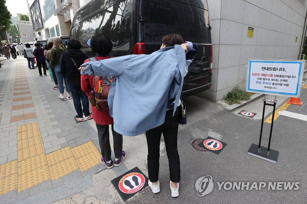 韓國青少年流感疫苗免費接種工作重啟后，市民們來到韓國健康管理協會首爾西部分院等待接種。