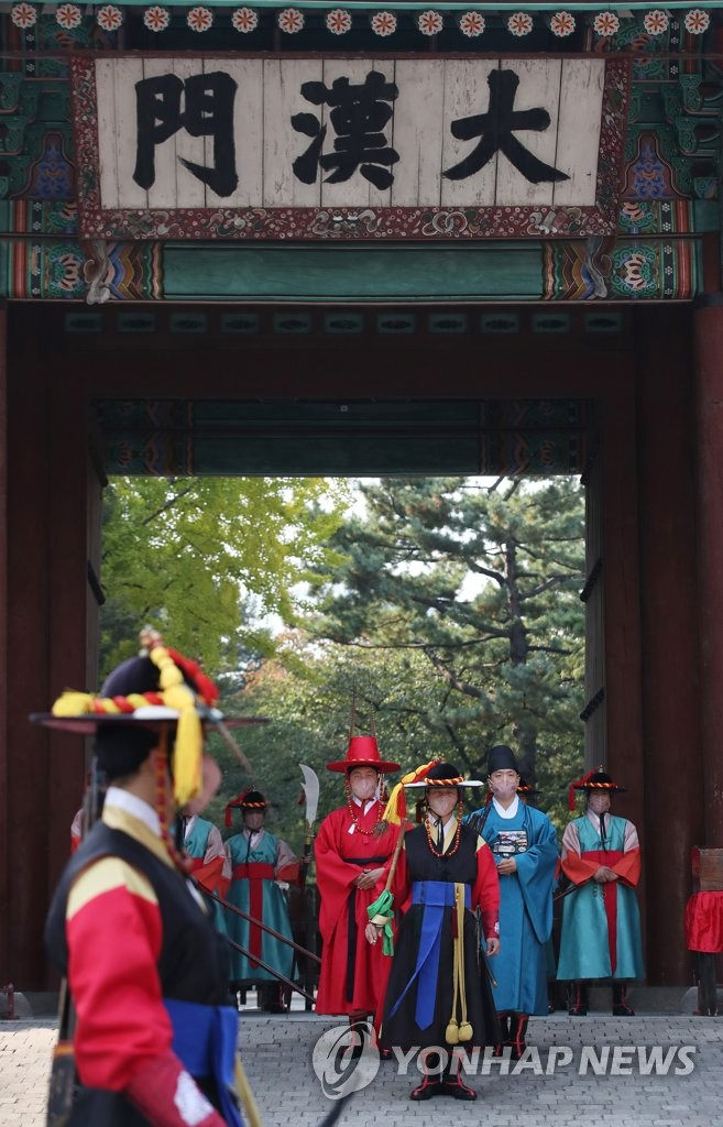 10月20日，韓國首爾德壽宮“王宮守門將換崗儀式”中斷262天后重新啟動。