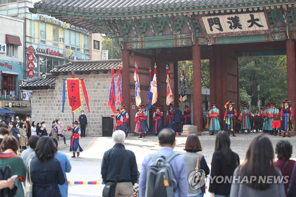 當地市民、游客等前來觀看“王宮守門將換崗儀式”。