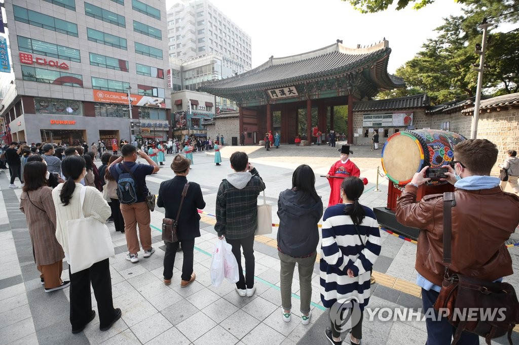 當地市民、游客等前來觀看“王宮守門將換崗儀式”。
